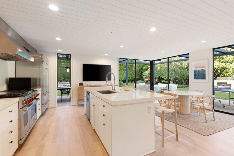 Luxe Malibu Beach Bungalow - Malibu, California