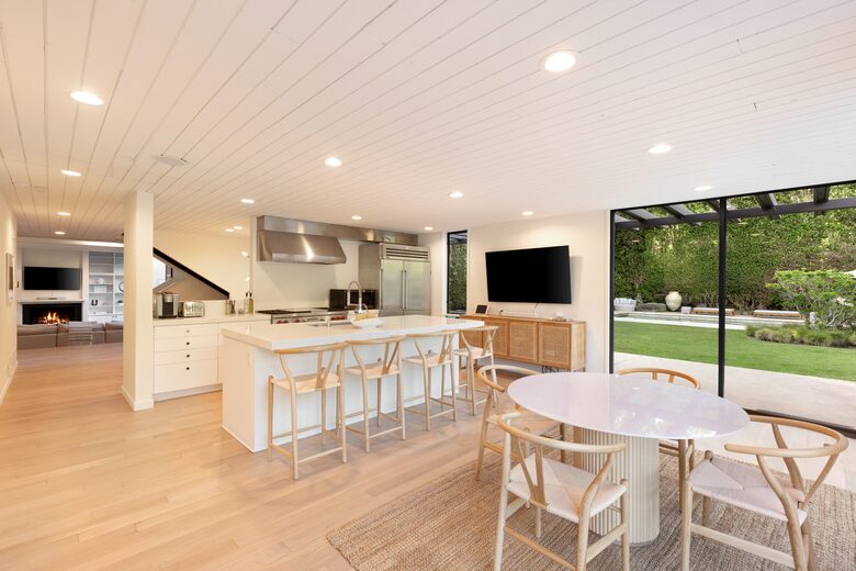 Luxe Malibu Beach Bungalow - Malibu, California