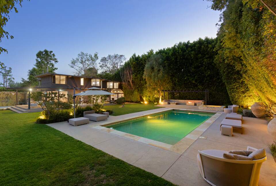 Luxe Malibu Beach Bungalow - Malibu, California