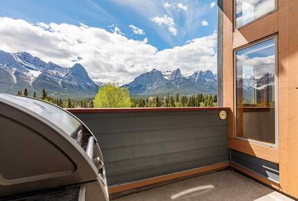 Cloud Nine - Top Floor Views, Steps to Downtown! - Canmore, Canada