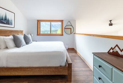 Cloud Nine - Top Floor Views, Steps to Downtown! - Canmore, Canada