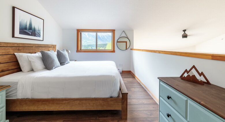 Cloud Nine - Top Floor Views, Steps to Downtown! - Canmore, Canada
