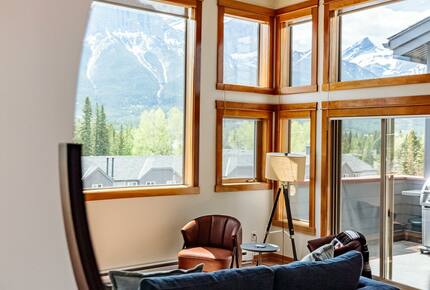 Cloud Nine - Top Floor Views, Steps to Downtown! - Canmore, Canada