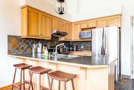 Cloud Nine - Top Floor Views, Steps to Downtown! - Canmore, Canada