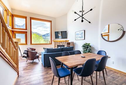 Cloud Nine - Top Floor Views, Steps to Downtown! - Canmore, Canada