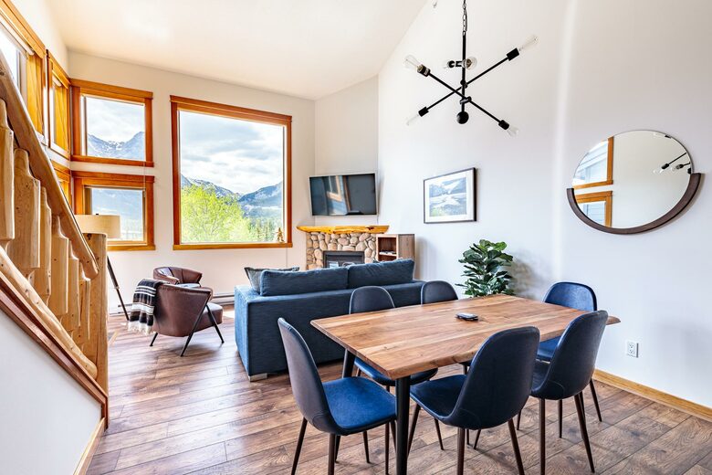 Cloud Nine - Top Floor Views, Steps to Downtown! - Canmore, Canada