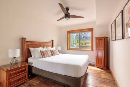 Cloud Nine - Top Floor Views, Steps to Downtown! - Canmore, Canada