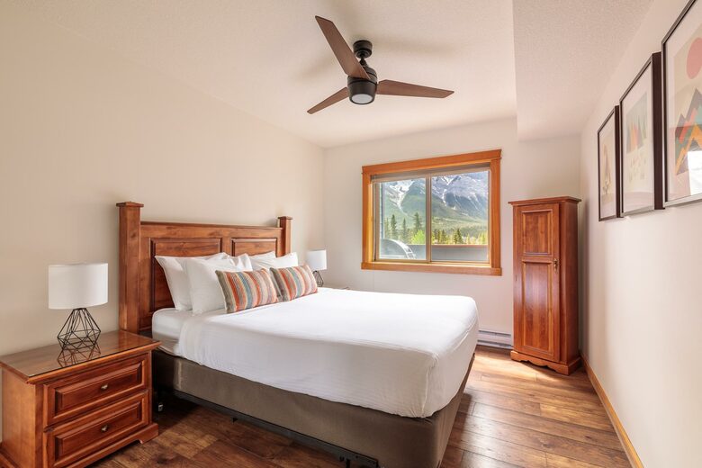 Cloud Nine - Top Floor Views, Steps to Downtown! - Canmore, Canada
