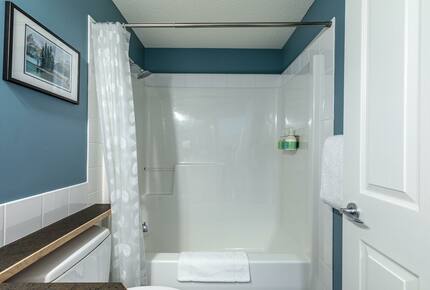 Cloud Nine - Top Floor Views, Steps to Downtown! - Canmore, Canada