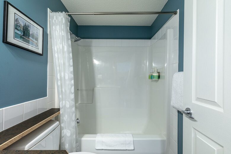 Cloud Nine - Top Floor Views, Steps to Downtown! - Canmore, Canada