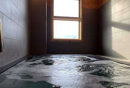 Cloud Nine - Top Floor Views, Steps to Downtown! - Canmore, Canada