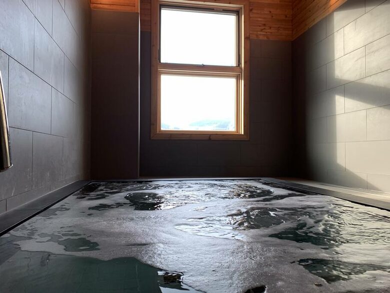 Cloud Nine - Top Floor Views, Steps to Downtown! - Canmore, Canada