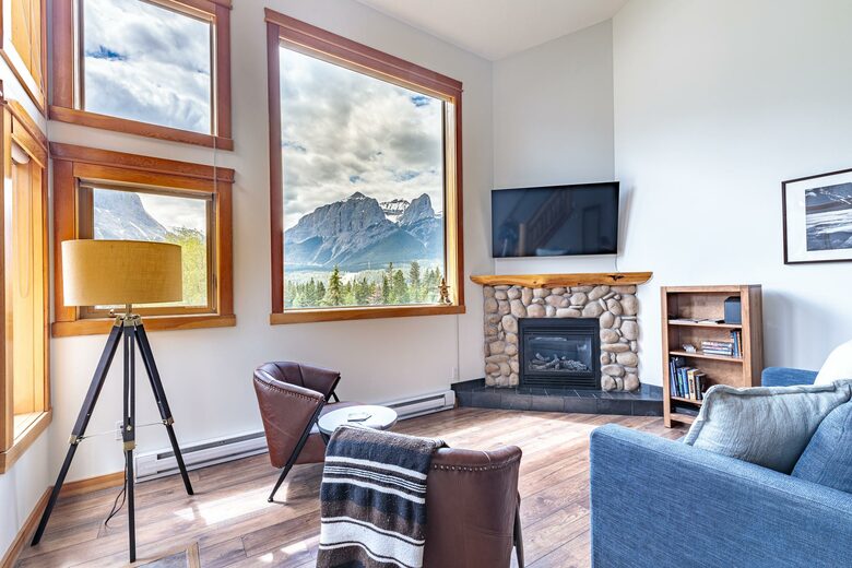 Cloud Nine - Top Floor Views, Steps to Downtown! - Canmore, Canada