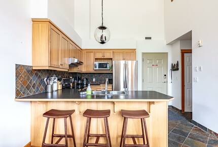 Cloud Nine - Top Floor Views, Steps to Downtown! - Canmore, Canada