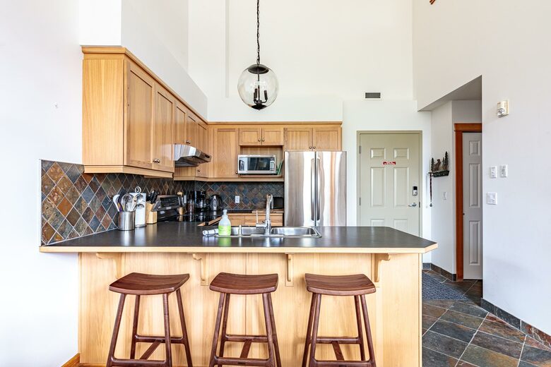 Cloud Nine - Top Floor Views, Steps to Downtown! - Canmore, Canada