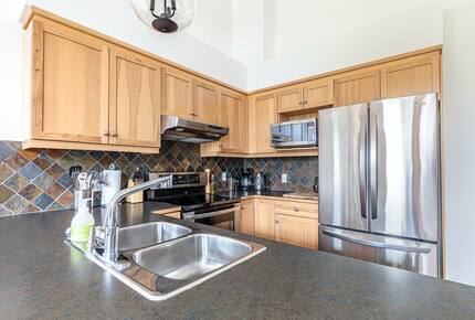 Cloud Nine - Top Floor Views, Steps to Downtown! - Canmore, Canada