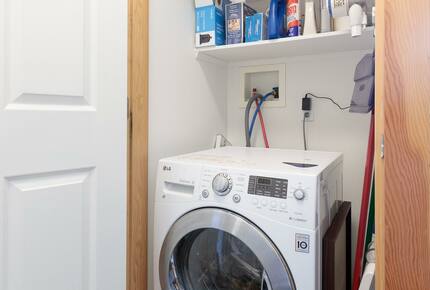 Cloud Nine - Top Floor Views, Steps to Downtown! - Canmore, Canada