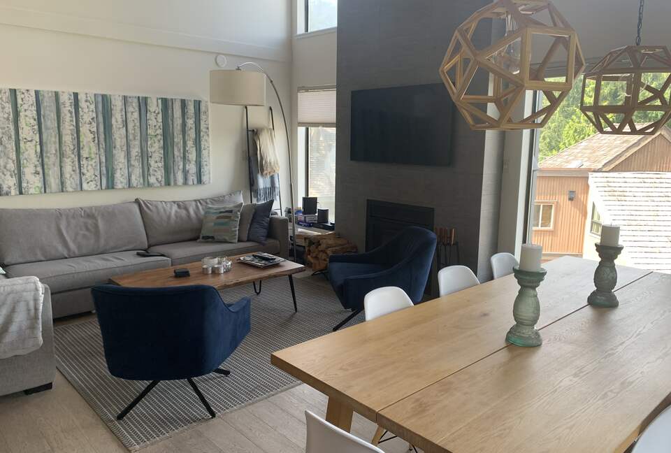 Open living / dining room with a mountain view