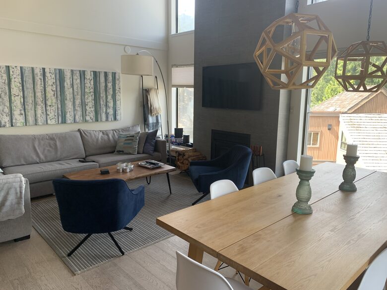 Open living / dining room with a mountain view