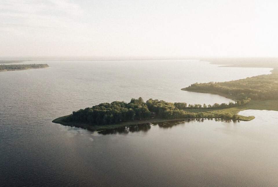 Entire Private Island + Lux Lakehouse with TWO Hot Tubs - Maquapit Lake, Canada