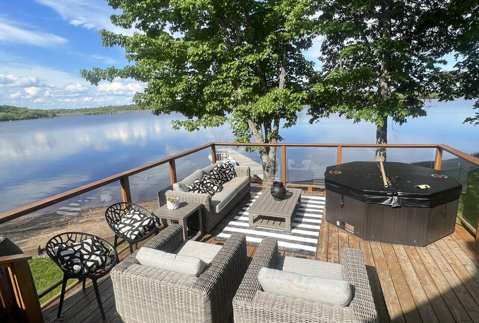 Entire Private Island + Lux Lakehouse with TWO Hot Tubs - Maquapit Lake, Canada