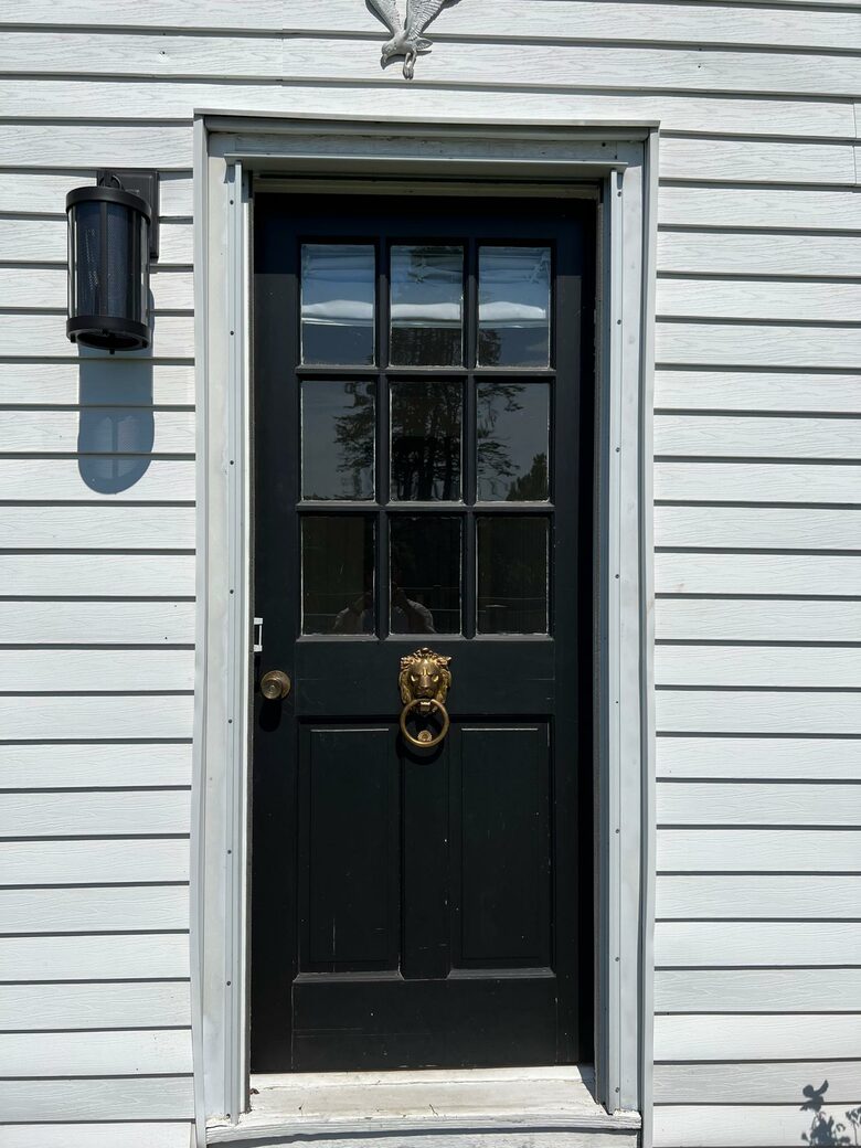 Entry to cottage front door