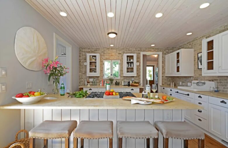 Kitchen seating area