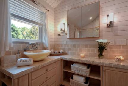 Main house upstairs bath