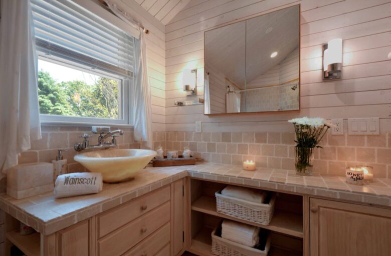 Main house upstairs bath