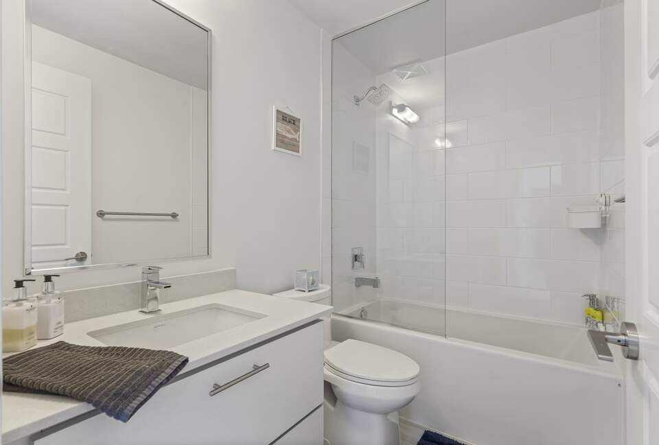 Lovely Two Bedroom Vacation Home in Friday Harbour - Innisfil, Canada