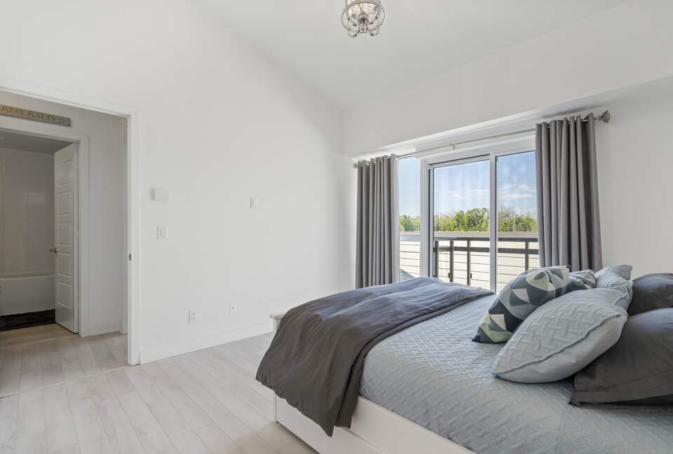 Lovely Two Bedroom Vacation Home in Friday Harbour - Innisfil, Canada