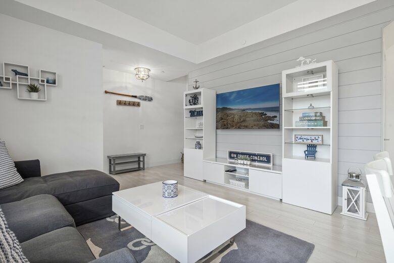 Lovely Two Bedroom Vacation Home in Friday Harbour - Innisfil, Canada