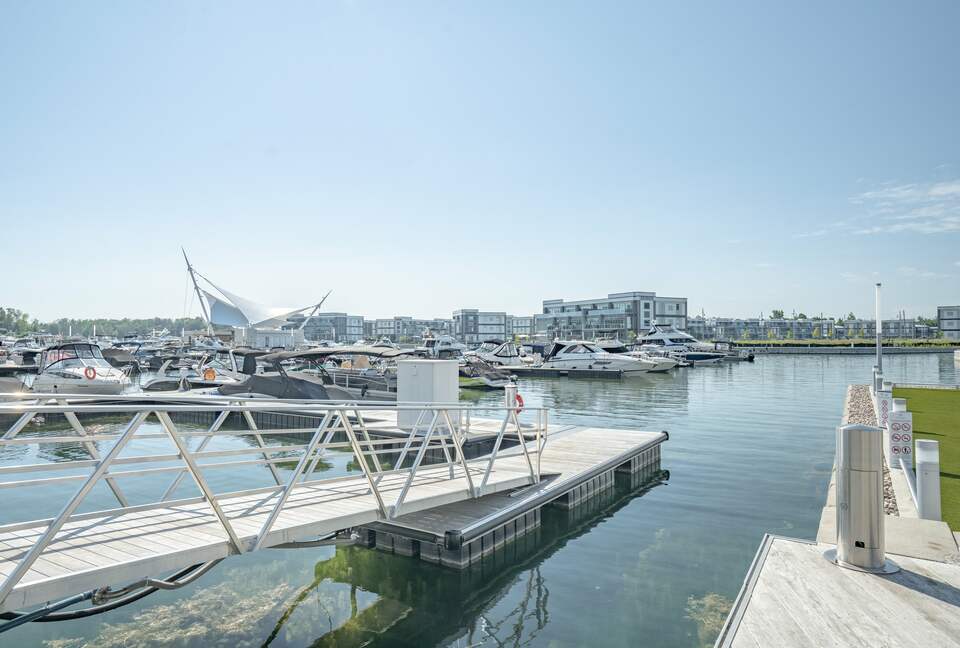 Lovely Two Bedroom Vacation Home in Friday Harbour - Innisfil, Canada