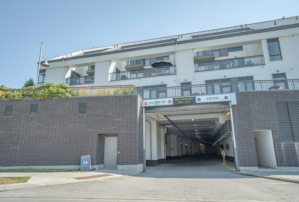 Lovely Two Bedroom Vacation Home in Friday Harbour - Innisfil, Canada