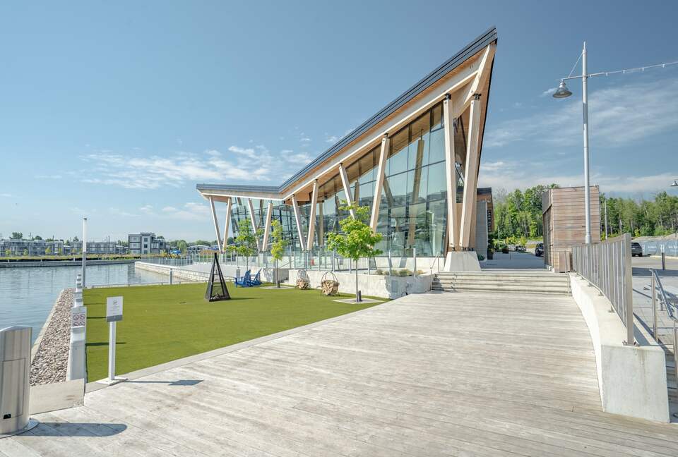 Lovely Two Bedroom Vacation Home in Friday Harbour - Innisfil, Canada