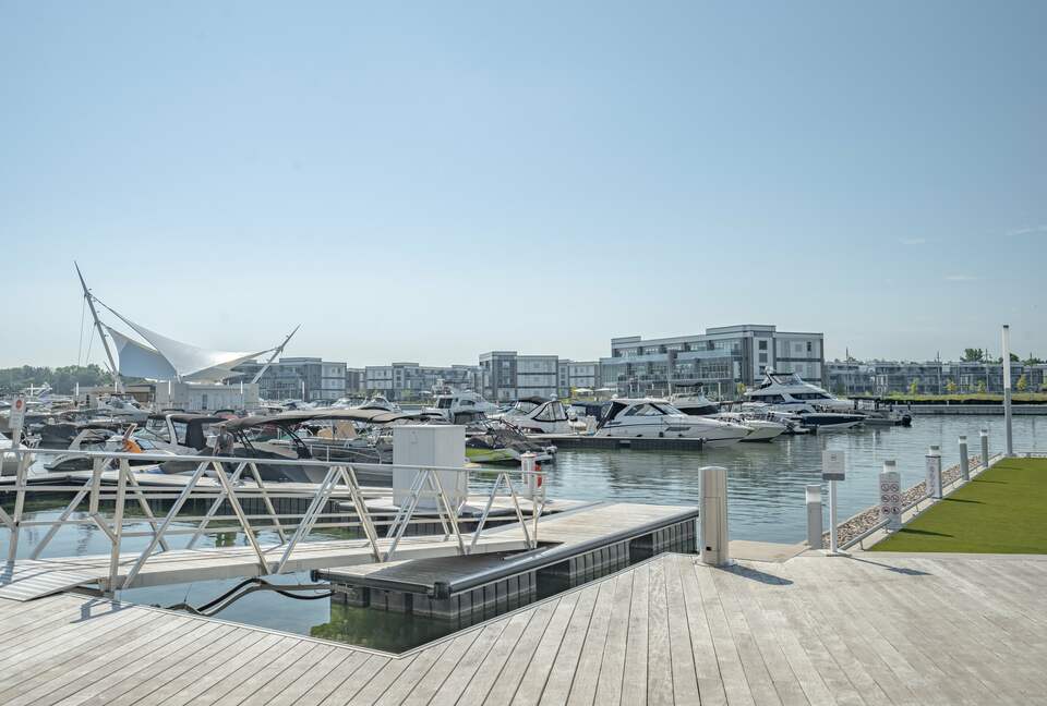 Lovely Two Bedroom Vacation Home in Friday Harbour - Innisfil, Canada