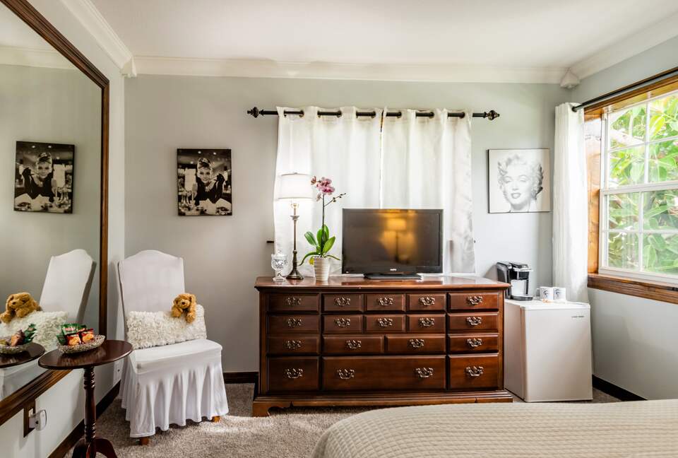 Unique Art Deco Waterfront Getaway - Marco Island, Florida