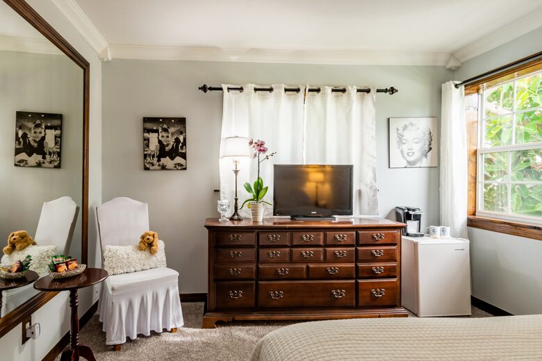 Unique Art Deco Waterfront Getaway - Marco Island, Florida