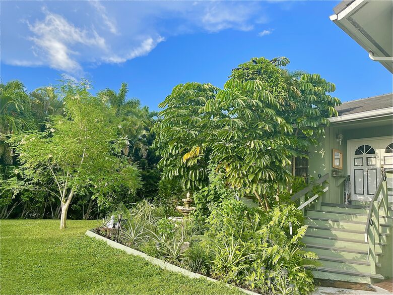 Unique Art Deco Waterfront Getaway - Marco Island, Florida