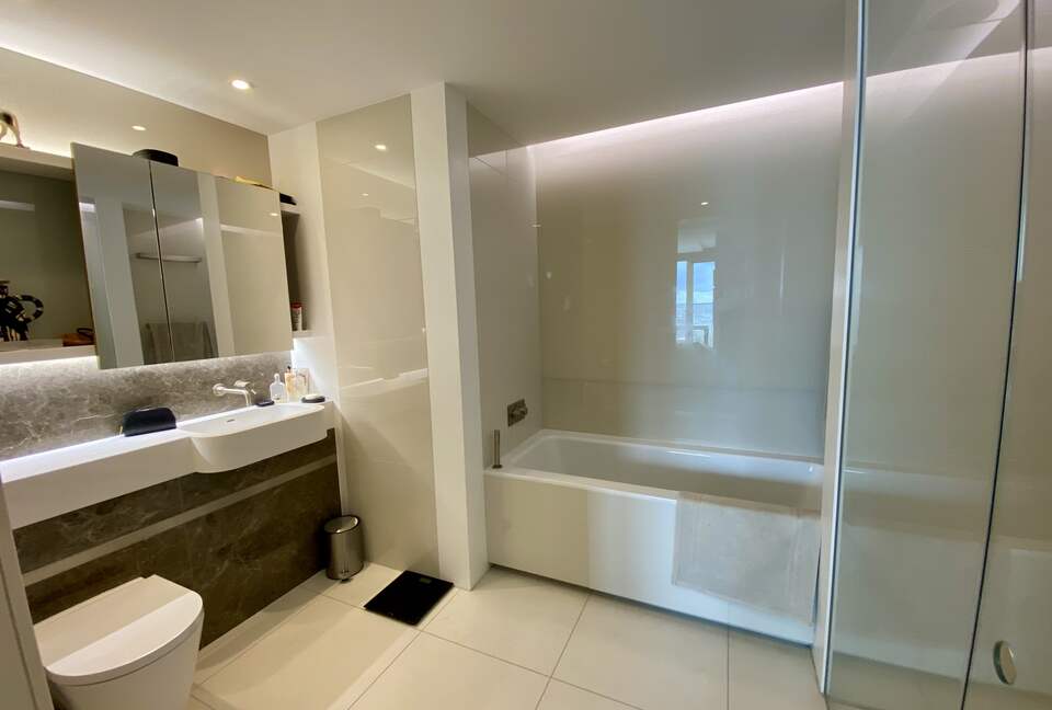 Iconic South Bank Tower Luxury Apartment - London, United Kingdom