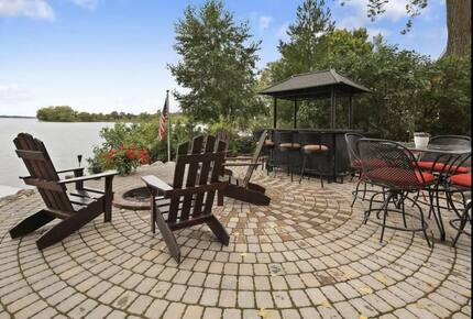 Cozy Lakefront Escape with a Home Theater - Dassel, Minnesota