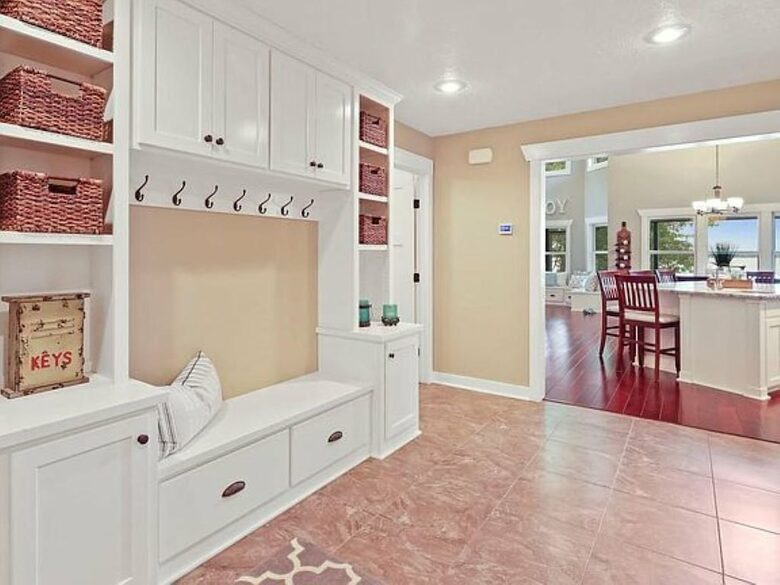 Cozy Lakefront Escape with a Home Theater - Dassel, Minnesota