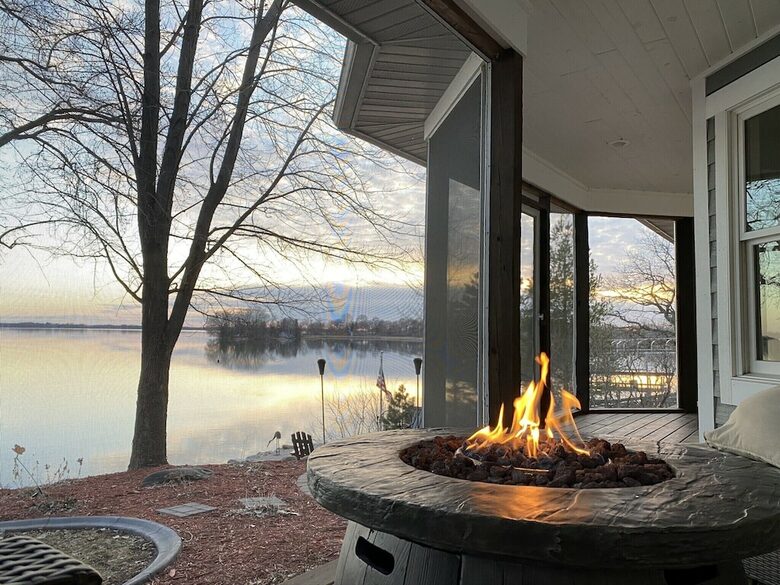 Cozy Lakefront Escape with a Home Theater - Dassel, Minnesota