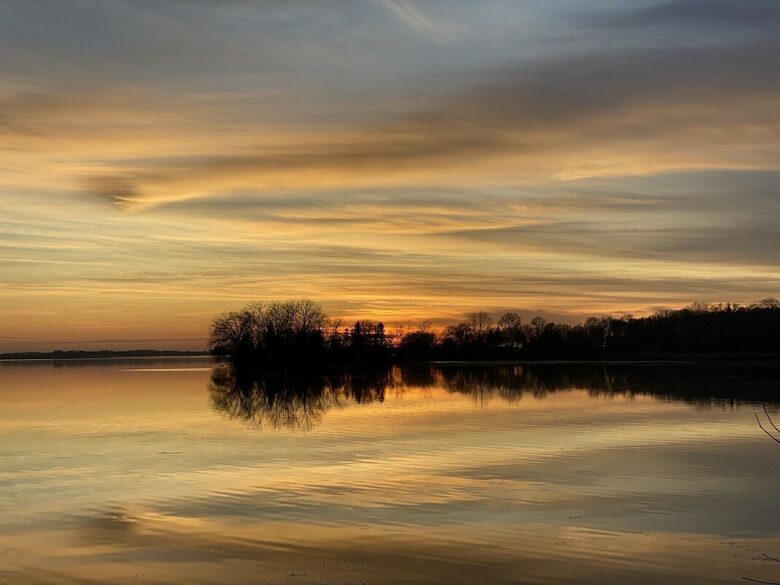 Cozy Lakefront Escape with a Home Theater - Dassel, Minnesota
