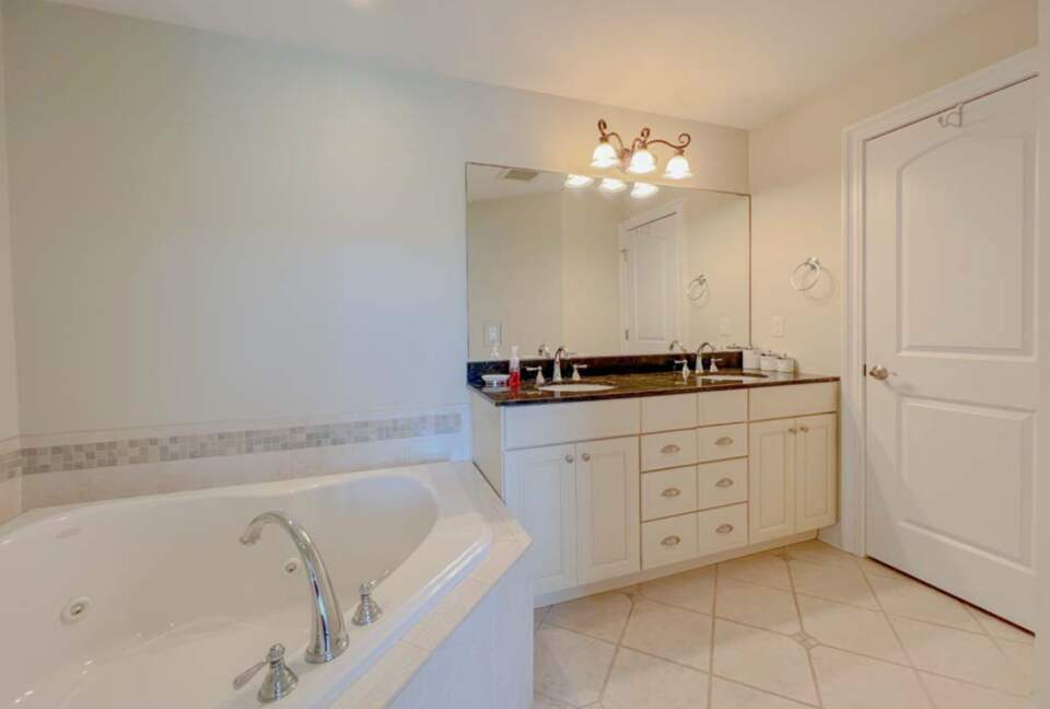 Quaint Townhome In the Heart of Avalon - Avalon, New Jersey