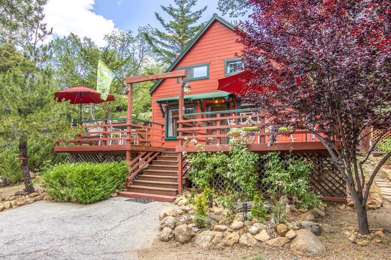 Goldfinch Lodge + Hot Tub - Idyllwild-Pine Cove, California