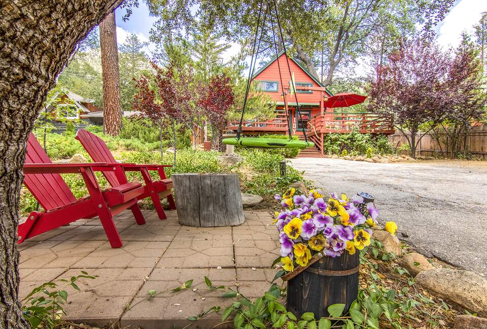 Goldfinch Lodge + Hot Tub - Idyllwild-Pine Cove, California