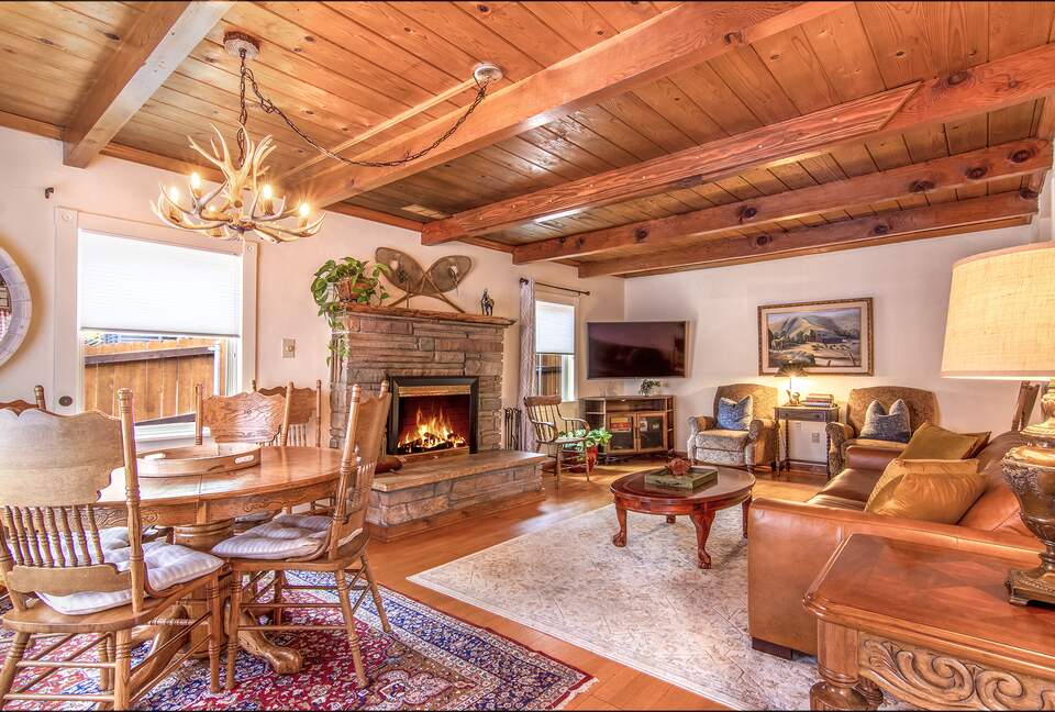 Goldfinch Lodge + Hot Tub - Idyllwild-Pine Cove, California