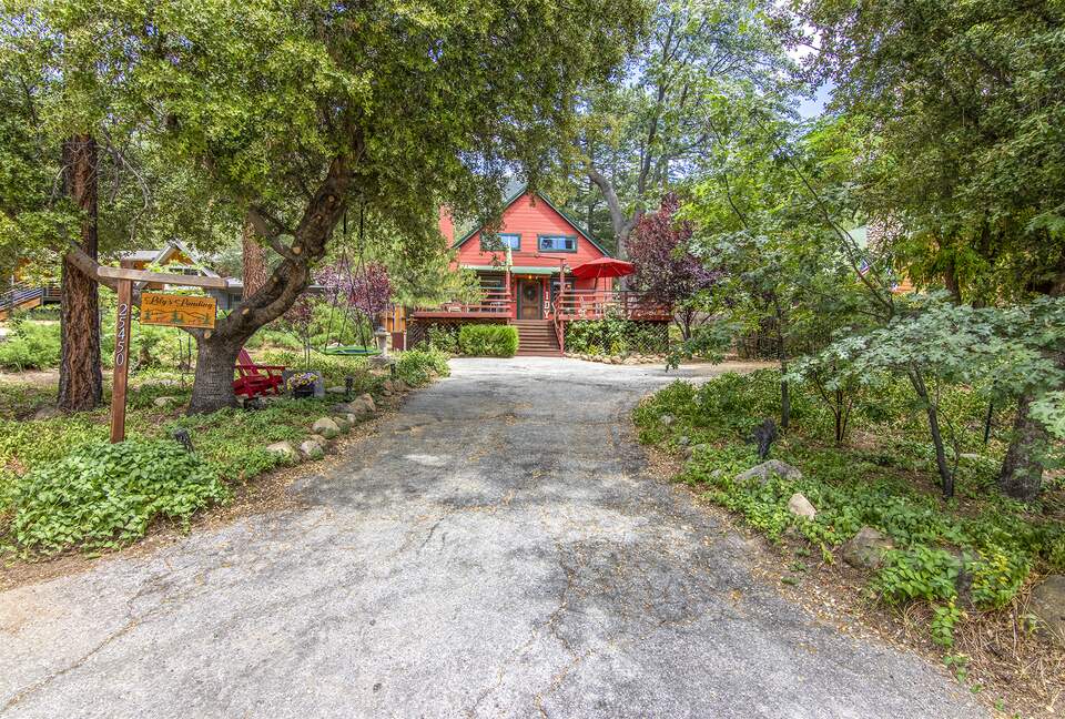 Goldfinch Lodge + Hot Tub - Idyllwild-Pine Cove, California