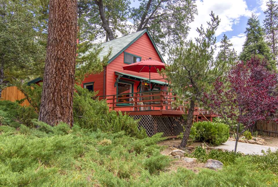 Goldfinch Lodge + Hot Tub - Idyllwild-Pine Cove, California